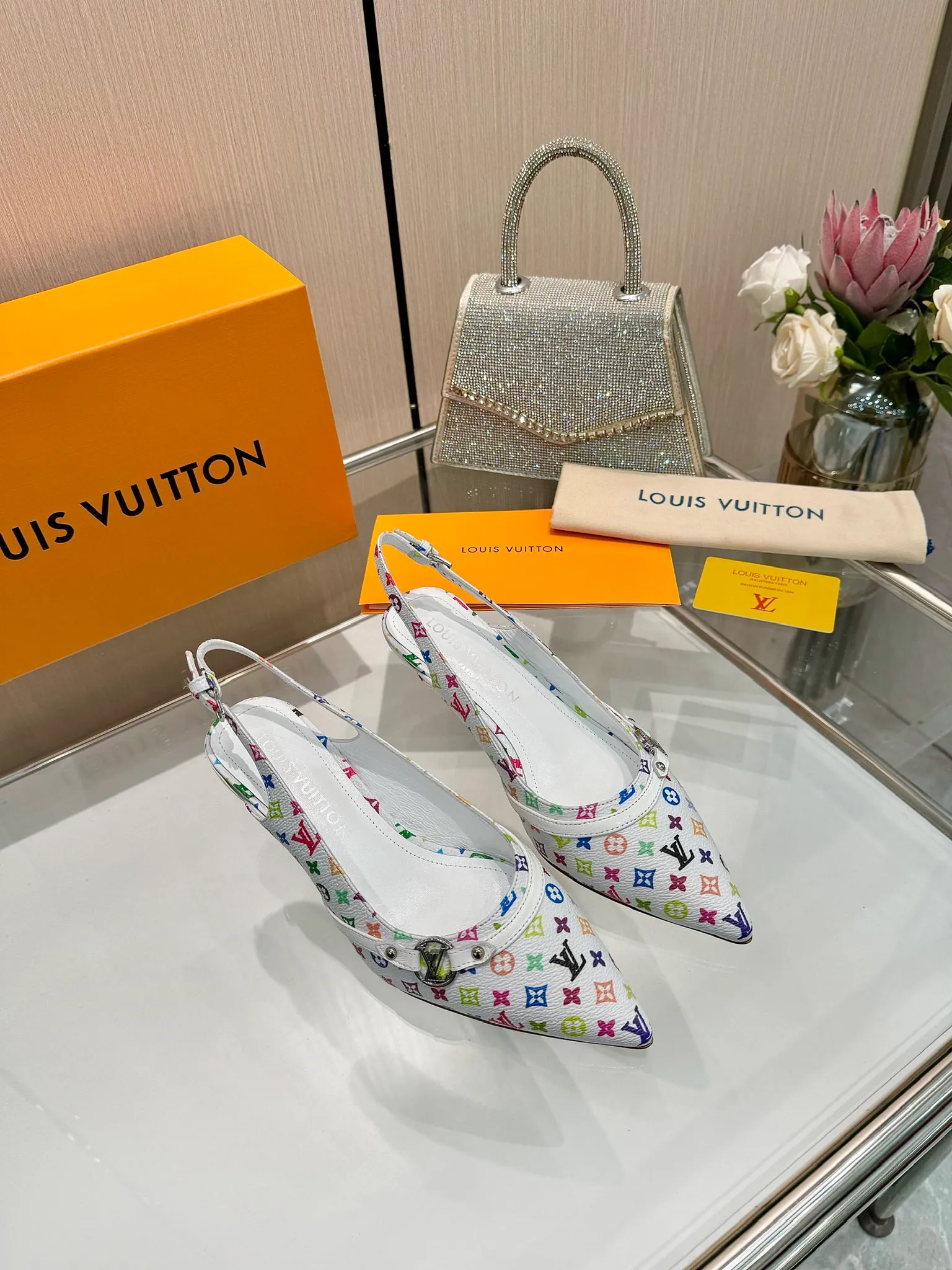 👟👟Ex-factory price 640👟👟Purchase level], Louis Vuitton 2025 official website early spring series! Perfect last shape, new pointed toe🆕, the official website is updated simultaneously. The small pointed toe is matched with a hollow leather strip and a small square buckle to adjust the elasticity. LV hardware "logo" is embellished. It is full of details and a visual feast. 💯It is difficult to conceal the elegant temperament of LV. It is comfortable and easy to wear, and full of femininity. The new original reverse mold last has the ultimate 1:1 shape, exquisite workmanship, and imported high-end fabrics showing exquisite texture! Fabric: Imported lambskin, cow patent leather/Presbyopia/denim. High-quality soft sheepskin lining. Feet: imported goatskin, Italian genuine leather outsole. 5.5 lacquered heels. Number of yards: 34-41 (34.40, 41, customization is non-returnable and non-exchangeable)